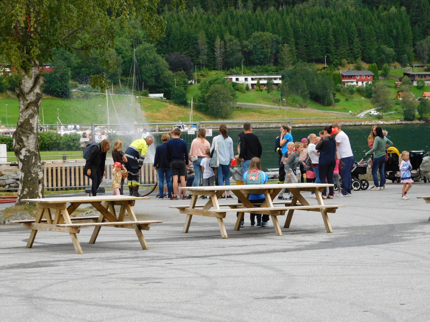 Spyling med brannslange ved Kristianhus